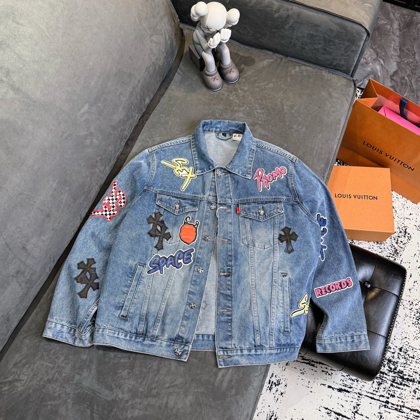 P350 ChromeHearts/Cro Hearts Cartoon Letter Chapter Cross Piece Leather Denim Jacket If you are obsessed with ChromeHearts, you can check it out. The same style for celebrities. Chrome Hearts is a very representative shirt jacket. The upper body of both men and women is really amazing, and it is also the same style as Yu Shuxin Angelababy! Recommended loose style for girls, super sweet! As soon as you go out, you will turn heads‼ ️This jacket is really eye-catching (the same style of pants is available) Color: light blue Size: S M L XL